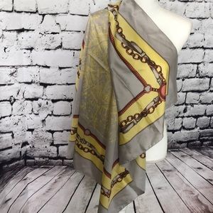 Large square chain pattern scarf.